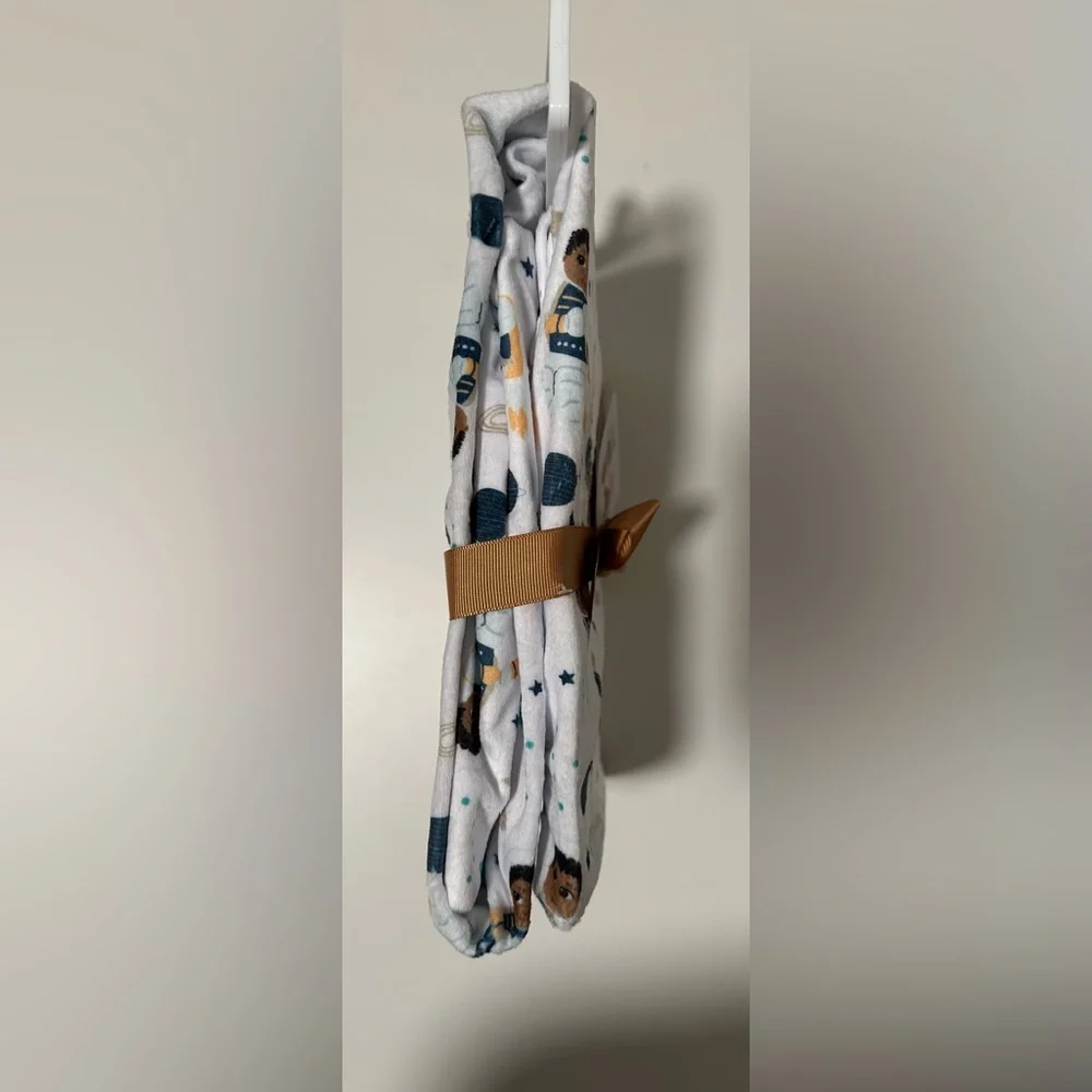 NWT Little Muffincakes Crib Sheet Astronaut Space 28” x 52” x 9” - Picture 8 of 10